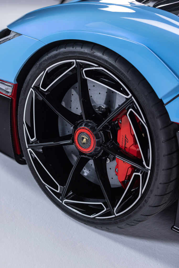 Lamborghini Fenomeno Roadster-Tire closeup (1).jpg